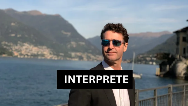 Interprete madrelingua inglese e italiano, Adam Clark, a Como città, Italia. Uno dei 6 in tutto l'Italia autorizzato del ministero della giustizia