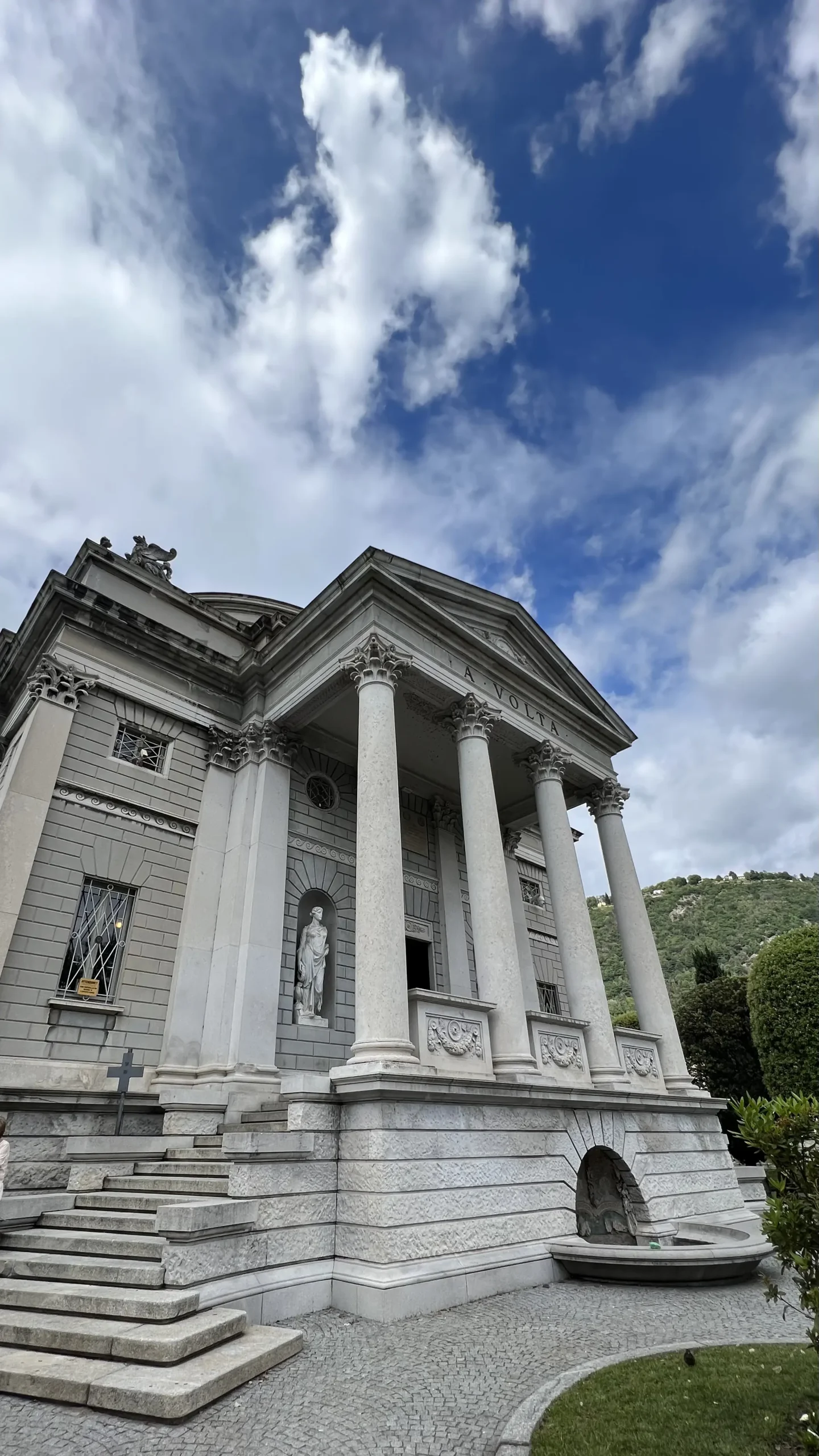 Tempio Voltiano a como symbol of como