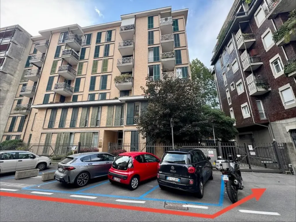 Parcheggio al studio Traduzioni a Como a Via Rezzonico 39, Como, Italia